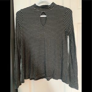 American Eagle Key hole long sleeve